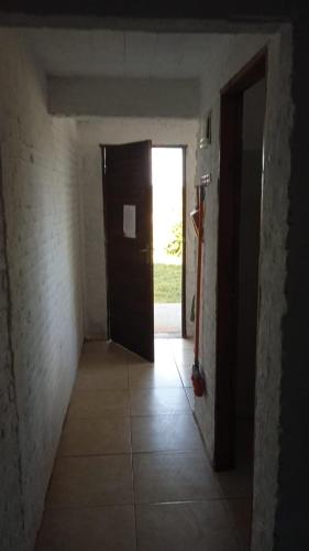 an empty hallway with a door in a room at Apartamento La Balsa in San Gregorio de Polanco