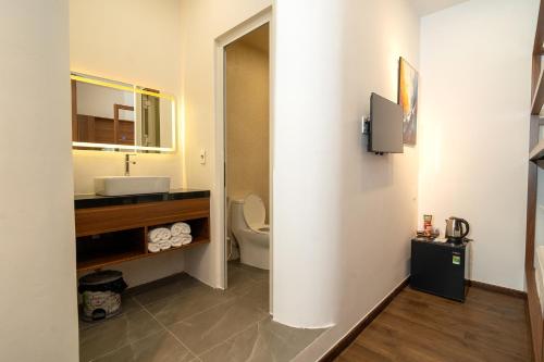 a bathroom with a sink and a toilet at Hotel Thanh Van 2 in Tuy Hoa