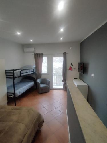 ein Schlafzimmer mit Etagenbett und ein Wohnzimmer in der Unterkunft Mumin in Carini