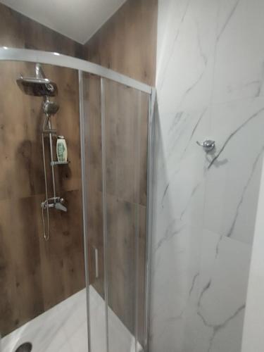 ein Badezimmer mit Dusche mit Glastür in der Unterkunft Mumin in Carini