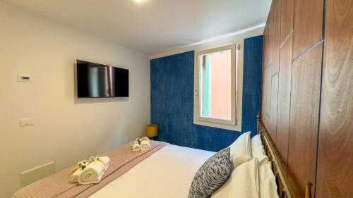 a bedroom with a bed with towels on it at Cà De La Corona EXPERIENCE in Chioggia