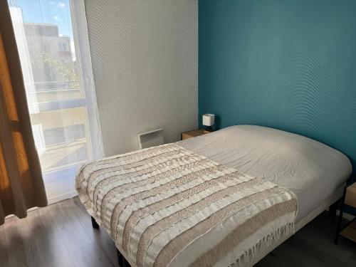 เตียงในห้องที่ Appartement Sully