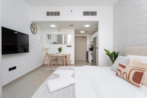 Gala Guests - Serene Lakeside Residences Production City