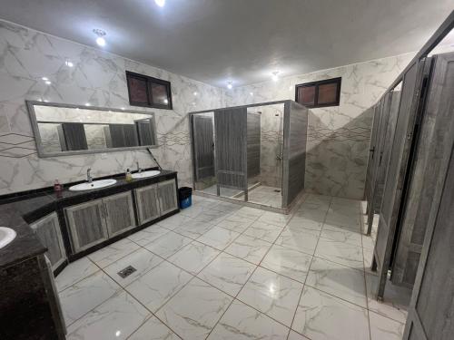 un bagno con doccia e lavandino di Salem Camp a Wadi Rum