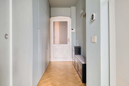Bright 2BR Steps from Arco della Pace