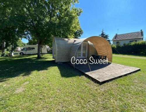 a tent sitting on the grass in a yard at ZEcamping 3 étoiles animaux acceptés bar épicerie et restaurant in Auxonne