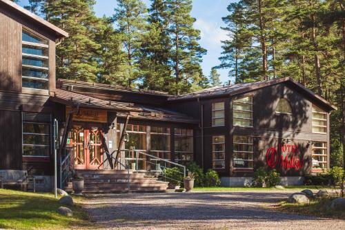 Ein Haus im Wald mit Graffiti drauf in der Unterkunft Mullsjö Hotell & Konferens in Mullsjö