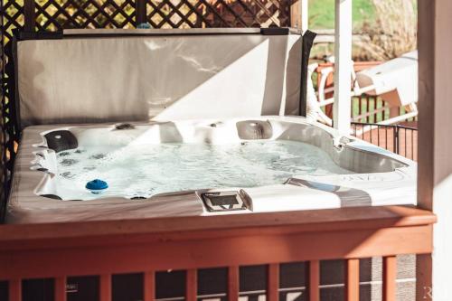 a hot tub in a crib with at Sunset Cottage Hocking Hills in Rockbridge