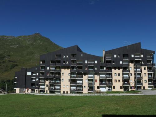 Appartement moderne rénové au pied des pistes avec balcon - FR-1-344-896