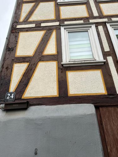 a building with two windows on the side of it at Neu! Einfaches Zimmer - einfacher Preis in Lohra, Hessen - low Budget - für Vertreter - Monteure - Wanderer - Radler - nur WC mit Waschbecken ohne Dusche aber günstig in Lohra