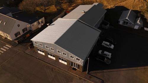 an overhead view of a building with cars parked outside at Vik Tröll Hotel in Vík
