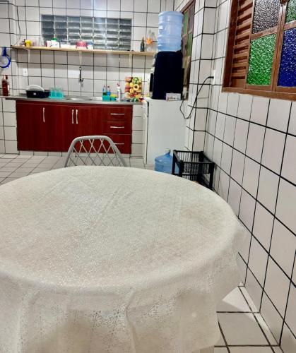 a kitchen with a white table in a kitchen at Casa com Piscina em Gravatá Carnaval in Gravatá