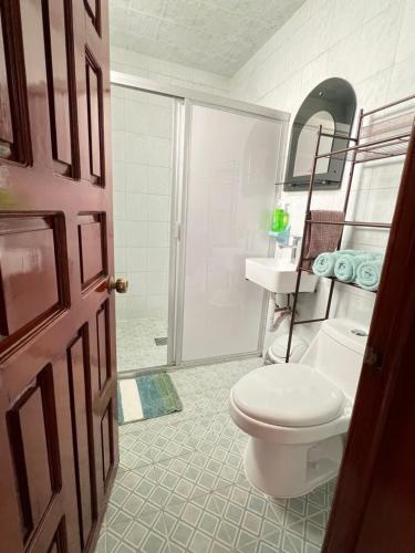 a bathroom with a toilet and a sink and a shower at Casa Altamirano in Chilpancingo de los Bravos