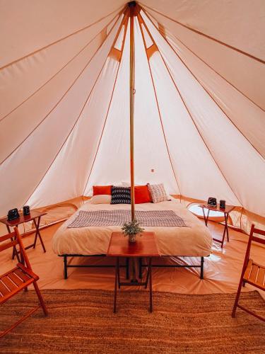 a room with a bed in a tent at Grand Canyon Glamping in Valle