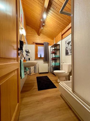 a bathroom with a toilet and a sink at Küstenhaus Silbermöwe in Cuxhaven