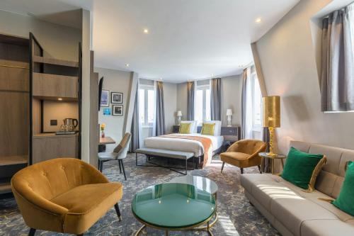 a hotel room with a bed and a couch at Leonardo Hotel Amsterdam Museum Quarter in Amsterdam
