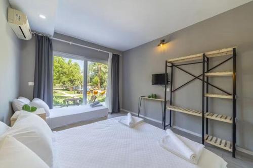 ein Schlafzimmer mit einem großen weißen Bett und einem Fenster in der Unterkunft Gızlıkoyhotel in Antalya