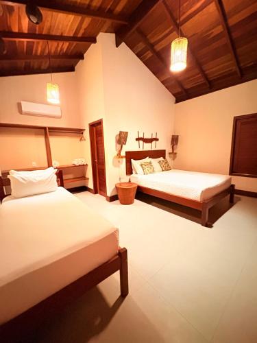 a bedroom with two beds in a room at POUSADA RANCHO PARAISO in Pôrto de Pedras