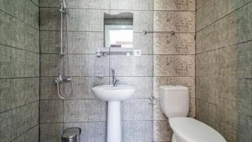 ein Badezimmer mit Waschbecken, Toilette und Dusche in der Unterkunft Gızlıkoyhotel in Antalya