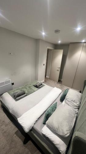 a bedroom with two beds in a room at The perfect one bed stay in Central Station
