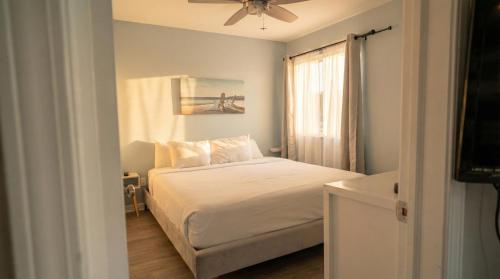 a bedroom with a bed and a ceiling fan at Las Palmas 1 Block to Sand Pool & BBQ Wi-Fi in Gulf Shores