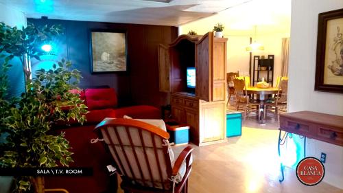 a living room with a couch and a chair at Casa Blanca Hotel Campestre in Francisco Zarco