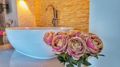a bouquet of pink roses in a white sink at AMORE 66 bei Greta in Marl