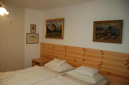 מיטה או מיטות בחדר ב-Luca Háza Panzió