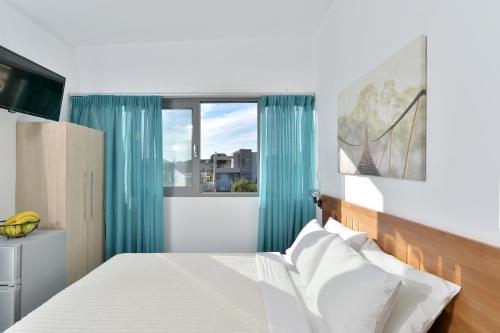 SUN DAY Rooms & Studios - Free Airport Shuttle
