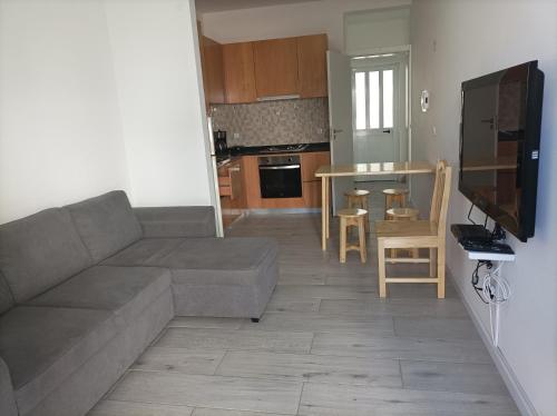 una sala de estar con un sofá y una mesa en LBranco, en Porto Novo