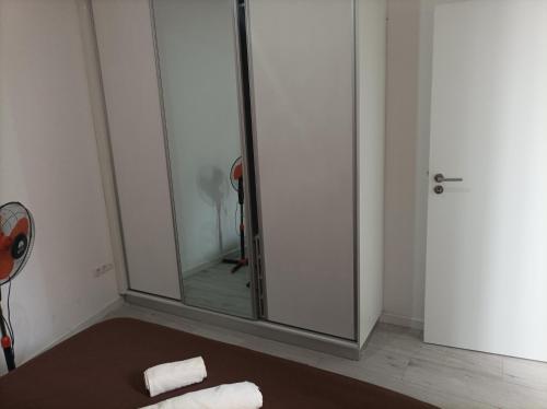 un baño con ducha y espejo en LBranco, en Porto Novo