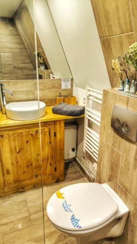 a bathroom with a toilet and a sink at Finnhütte bei GRETA in Marl