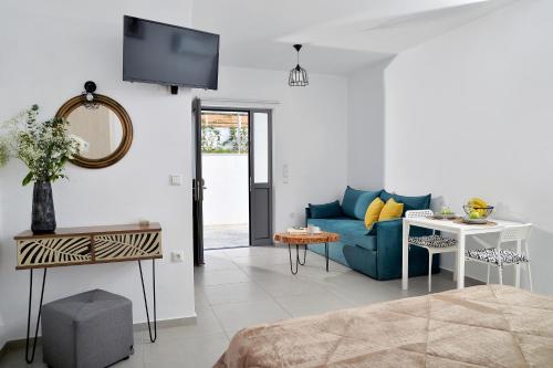 SUN DAY Rooms & Studios - Free Airport Shuttle
