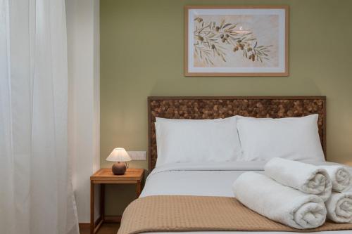 Un pat sau paturi într-o cameră la Acropolis Steps - 1BR, Acropolis