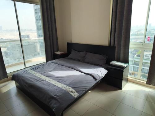 Large 1-bedroom by the canal, close to downtown