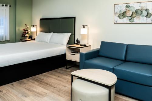 Llit o llits en una habitació de SKKY Hotel