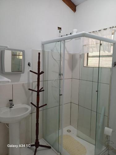 a bathroom with a glass shower and a sink at Mar e descanso in São Sebastião
