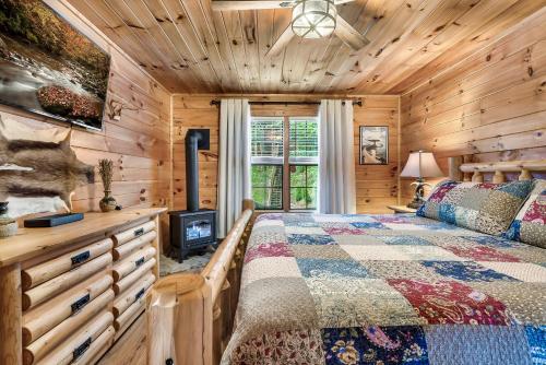 Bear Mountain Chalet in the Woods w/ Hot Tub photo 3