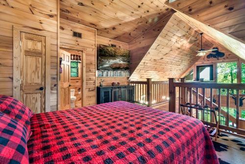 Bear Mountain Chalet in the Woods w/ Hot Tub photo 8