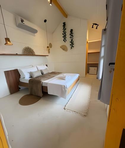 a bedroom with a bed in the middle of a room at Villa Dolce Mare in Arraial do Cabo