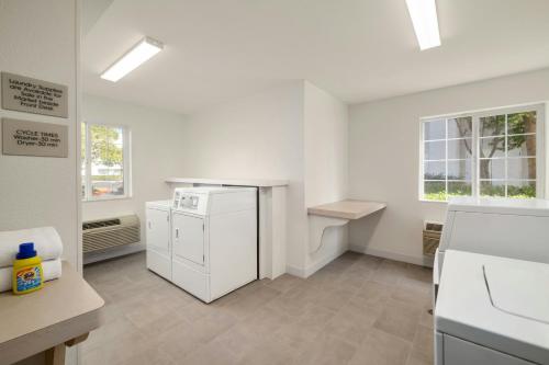 a kitchen with a washer and dryer in a room at TownePlace Suites by Marriott Anaheim Maingate Near Angel Stadium in Anaheim