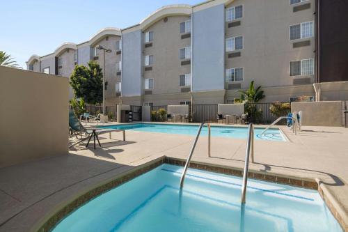 a swimming pool in front of a apartment building at TownePlace Suites by Marriott Anaheim Maingate Near Angel Stadium in Anaheim