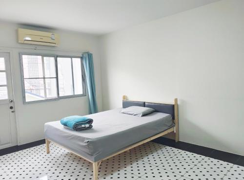 a bed in a room with a window at Bangkok villa with 3 bedrooms in Ban Zong Katiam
