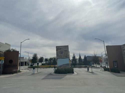 a parking lot with a monument in the middle at Casa en fraccionamiento privado in Saltillo