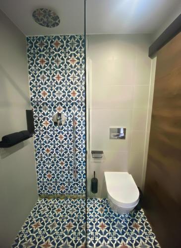 a bathroom with a shower with a toilet at Topolove Rooms & Apartments in Krakow