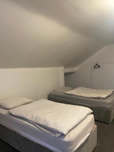 two twin beds in a room withthritisthritisthritisthritisthritisthritisbestosbestosbestos at Contractor House with parking in Worksop