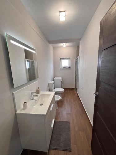 a bathroom with two sinks and two toilets at Refugio do Alto de Levira in Anadia