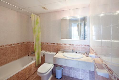 uma casa de banho com um WC, um lavatório e uma banheira em Lorcrimar 3 em Marbella