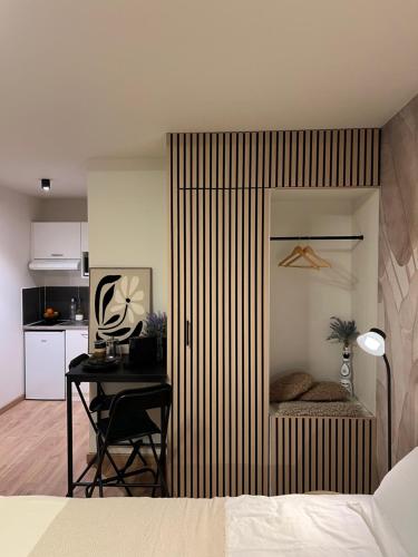 une chambre avec un lit, un bureau et une table dans l'établissement Luméa 126, à Éguilles