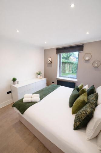 a large white bedroom with a large white bed at Spacious 2 Bed Apartment with Free Parking, Sleeps Up To 6 in Purley
